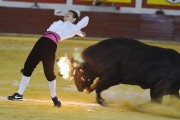 La madrileña Rocío Pulido recortando un toro embolado a fuego